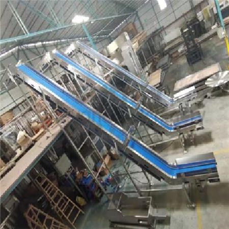 High angle belt conveyor