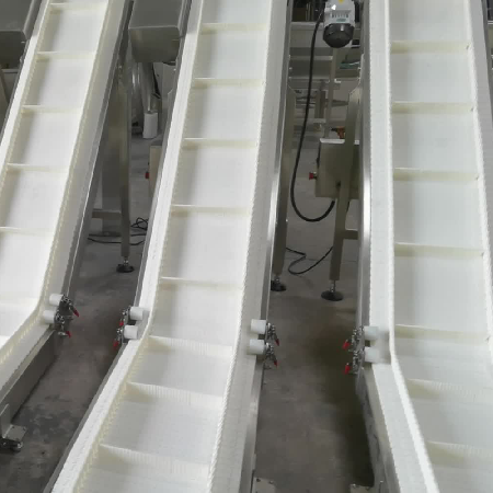 White chain plate finished product conveyor