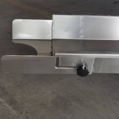 Quick retreat horizontal conveyor